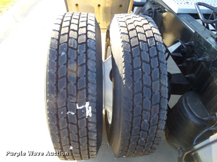 image for item L5726 2014 Peterbilt 386 semi truck