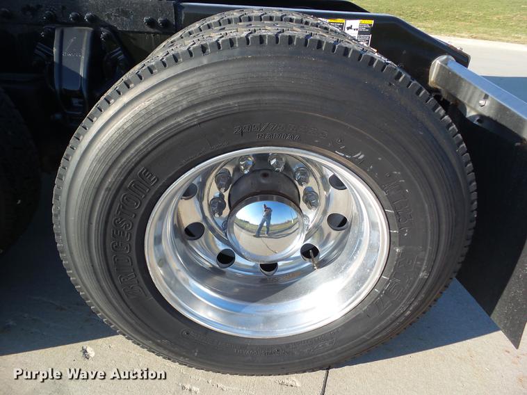 image for item L5726 2014 Peterbilt 386 semi truck