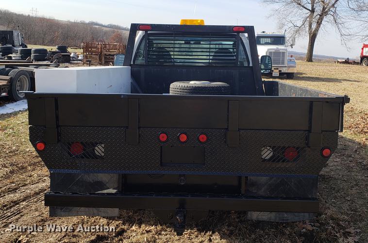 image for item AV9434 2003 Ford F350 Super Duty flatbed pickup truck