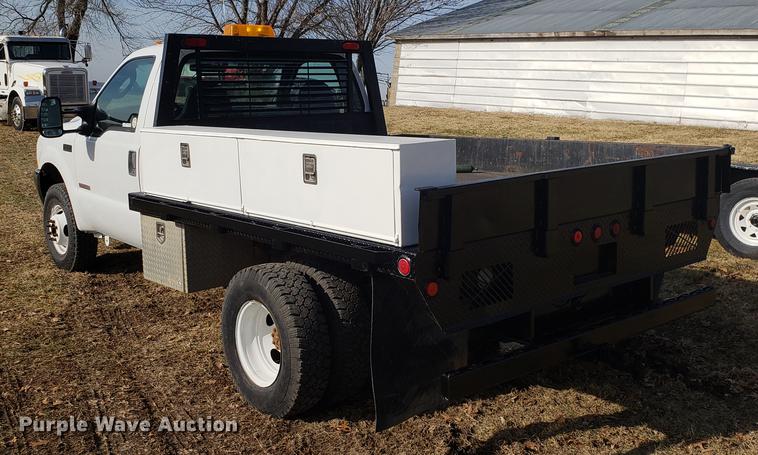image for item AV9434 2003 Ford F350 Super Duty flatbed pickup truck