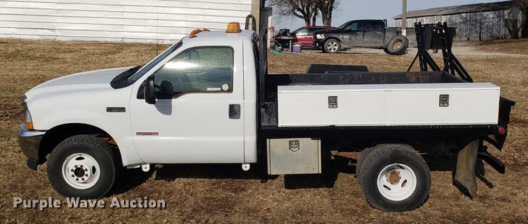 image for item AV9434 2003 Ford F350 Super Duty flatbed pickup truck