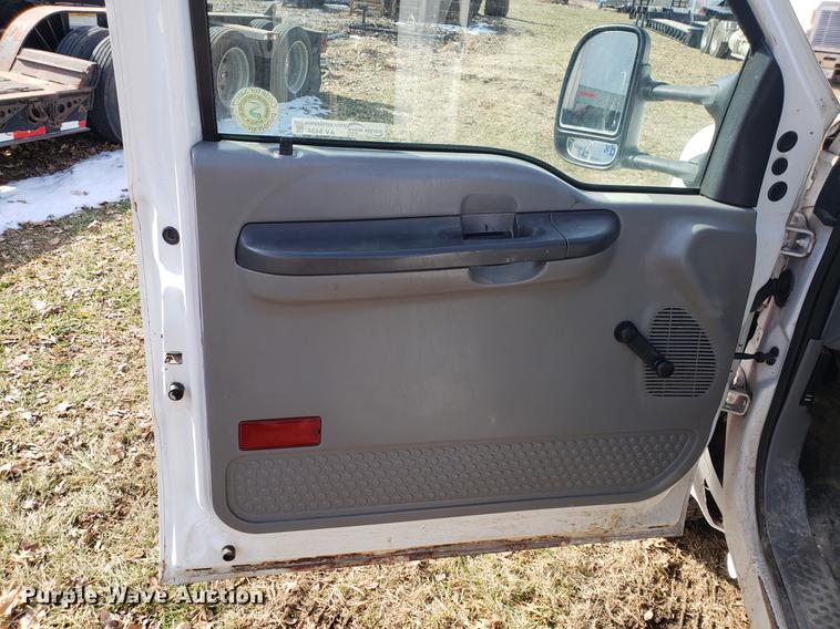 image for item AV9434 2003 Ford F350 Super Duty flatbed pickup truck