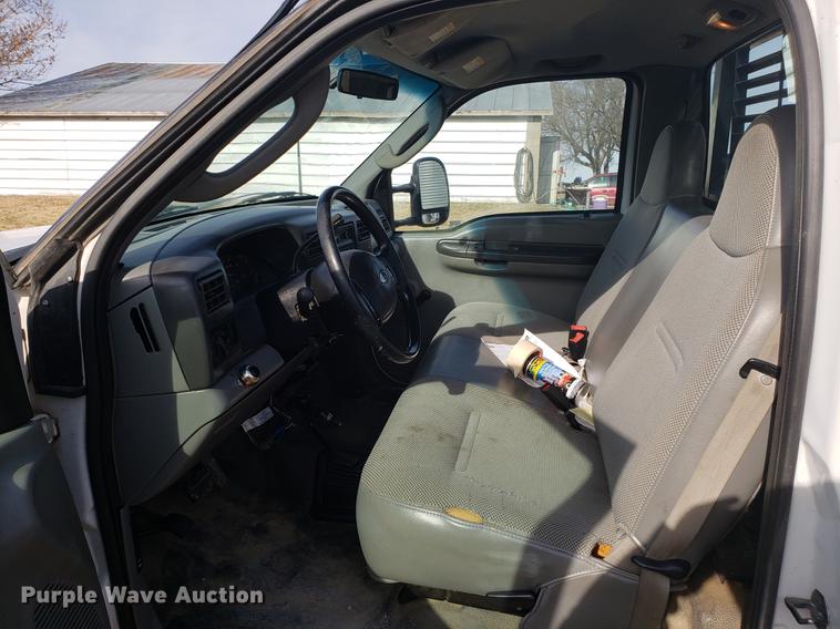 image for item AV9434 2003 Ford F350 Super Duty flatbed pickup truck