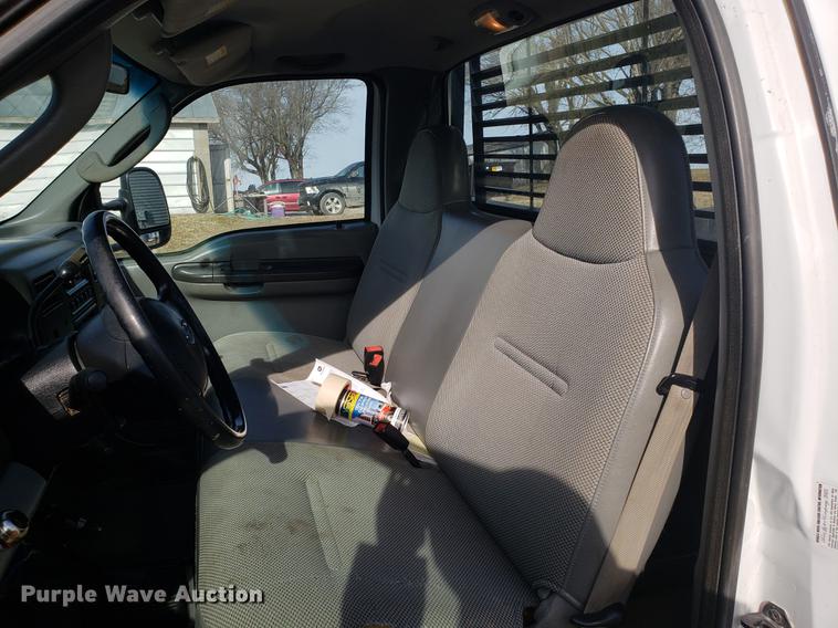 image for item AV9434 2003 Ford F350 Super Duty flatbed pickup truck