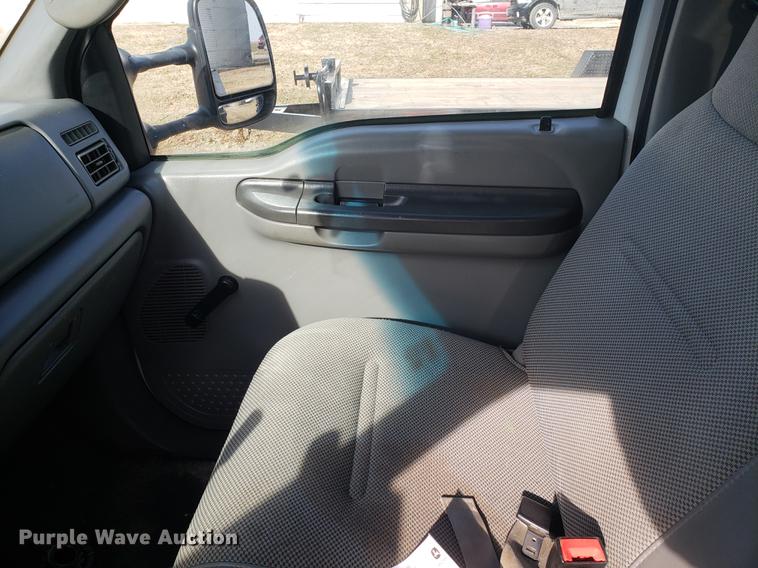 image for item AV9434 2003 Ford F350 Super Duty flatbed pickup truck