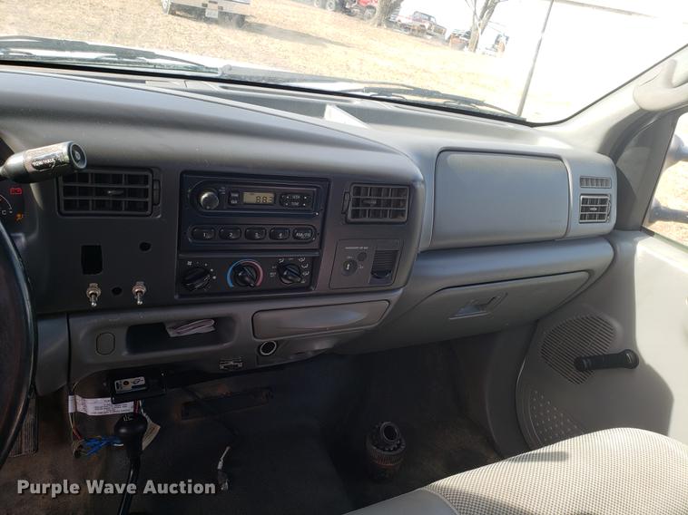 image for item AV9434 2003 Ford F350 Super Duty flatbed pickup truck