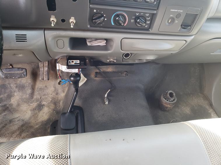 image for item AV9434 2003 Ford F350 Super Duty flatbed pickup truck