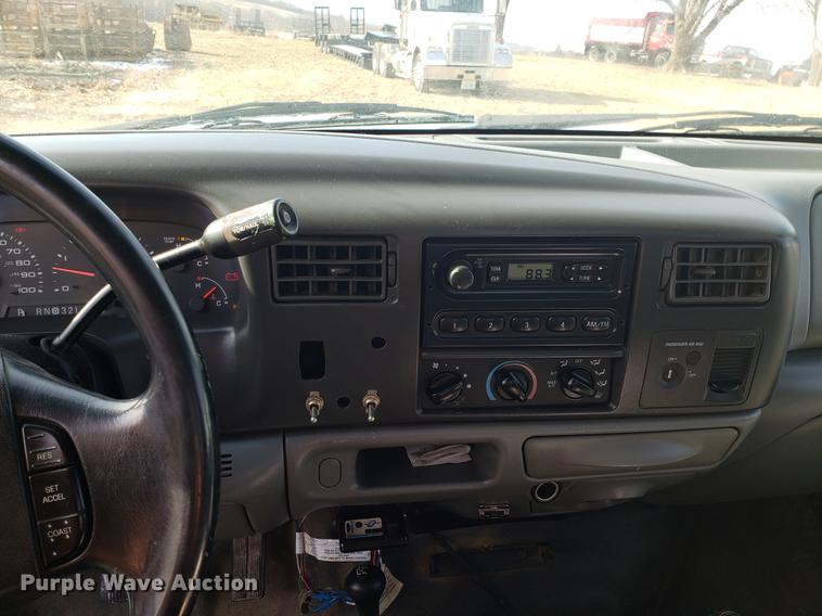 image for item AV9434 2003 Ford F350 Super Duty flatbed pickup truck