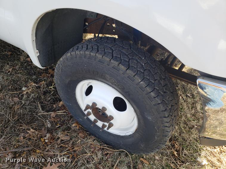 image for item AV9434 2003 Ford F350 Super Duty flatbed pickup truck