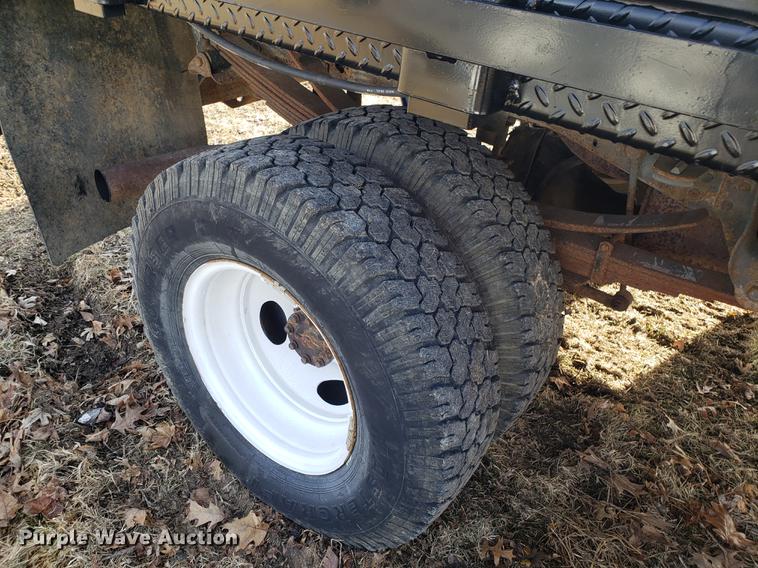 image for item AV9434 2003 Ford F350 Super Duty flatbed pickup truck