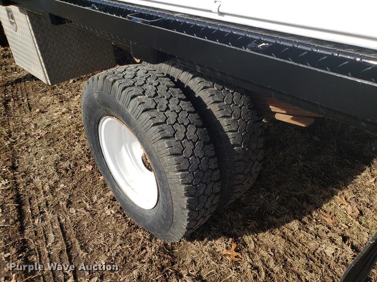 image for item AV9434 2003 Ford F350 Super Duty flatbed pickup truck