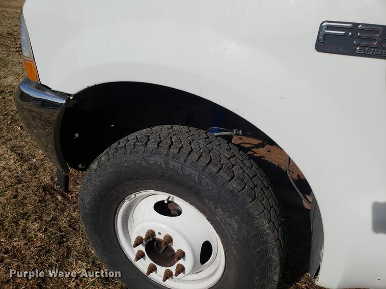 image for item AV9434 2003 Ford F350 Super Duty flatbed pickup truck