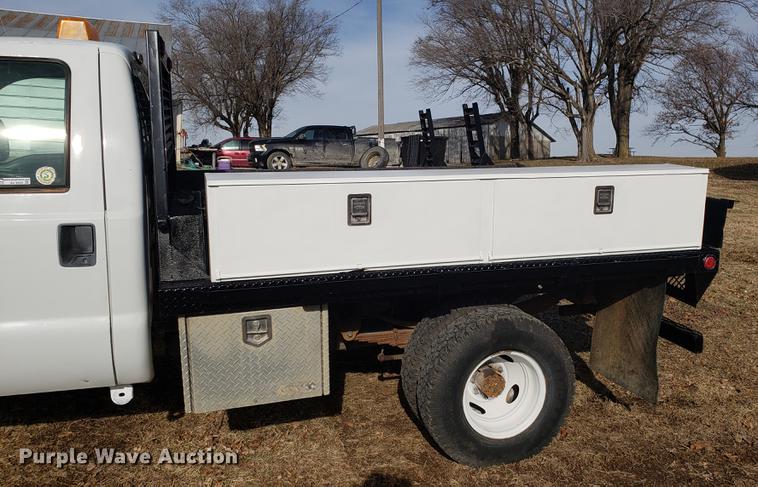 image for item AV9434 2003 Ford F350 Super Duty flatbed pickup truck