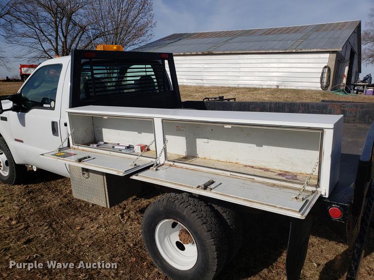 image for item AV9434 2003 Ford F350 Super Duty flatbed pickup truck