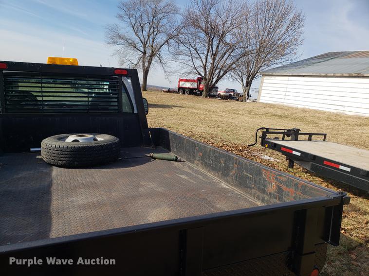image for item AV9434 2003 Ford F350 Super Duty flatbed pickup truck