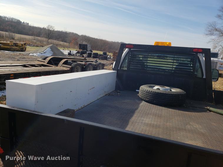 image for item AV9434 2003 Ford F350 Super Duty flatbed pickup truck