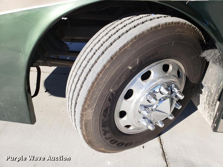 image for item AV9487 2005 Panther Roadmaster RV