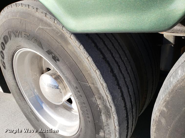 image for item AV9487 2005 Panther Roadmaster RV