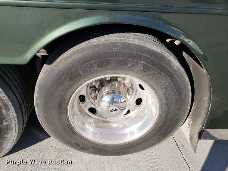 image for item AV9487 2005 Panther Roadmaster RV