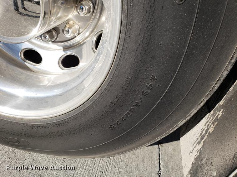 image for item AV9487 2005 Panther Roadmaster RV