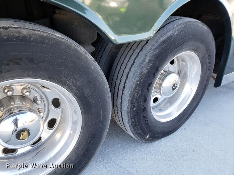 image for item AV9487 2005 Panther Roadmaster RV