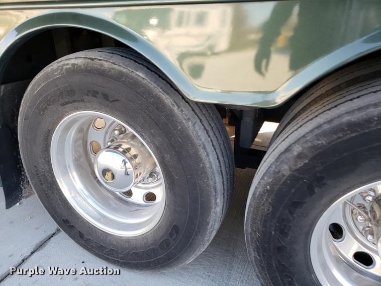 image for item AV9487 2005 Panther Roadmaster RV