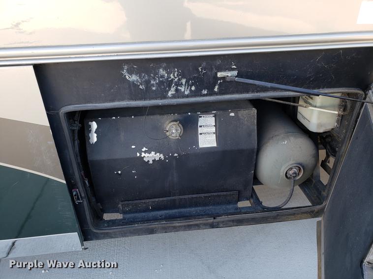 image for item AV9487 2005 Panther Roadmaster RV