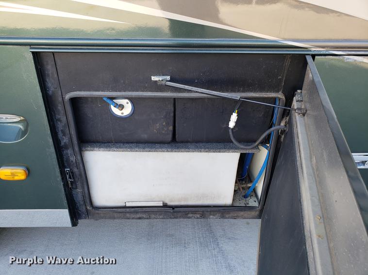 image for item AV9487 2005 Panther Roadmaster RV