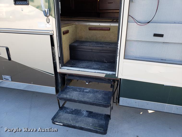 image for item AV9487 2005 Panther Roadmaster RV