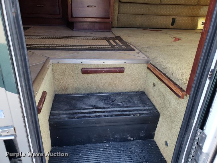 image for item AV9487 2005 Panther Roadmaster RV