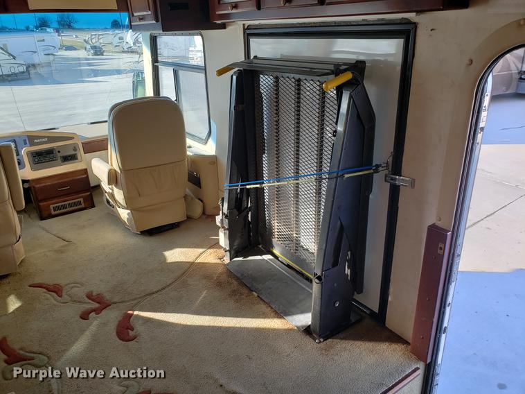 image for item AV9487 2005 Panther Roadmaster RV