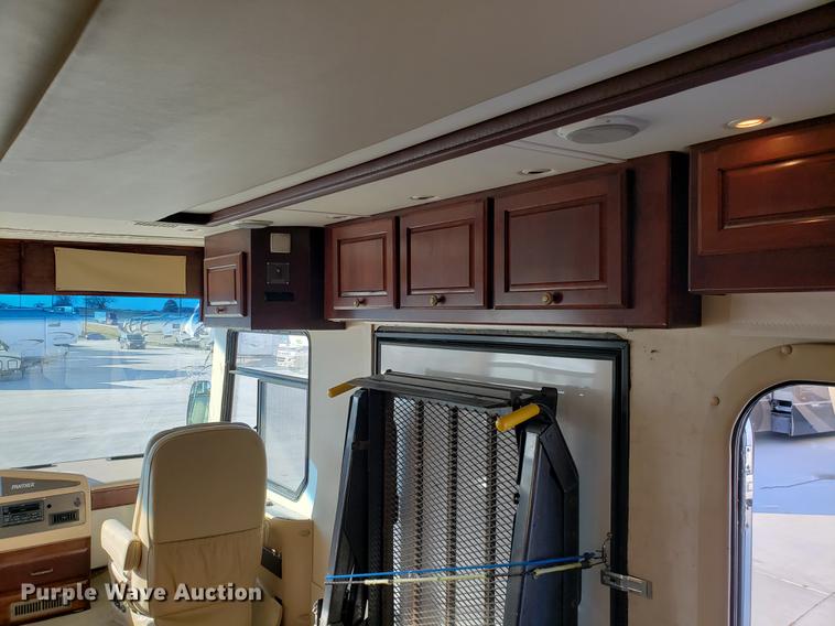 image for item AV9487 2005 Panther Roadmaster RV