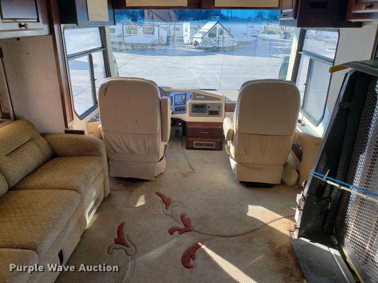 image for item AV9487 2005 Panther Roadmaster RV