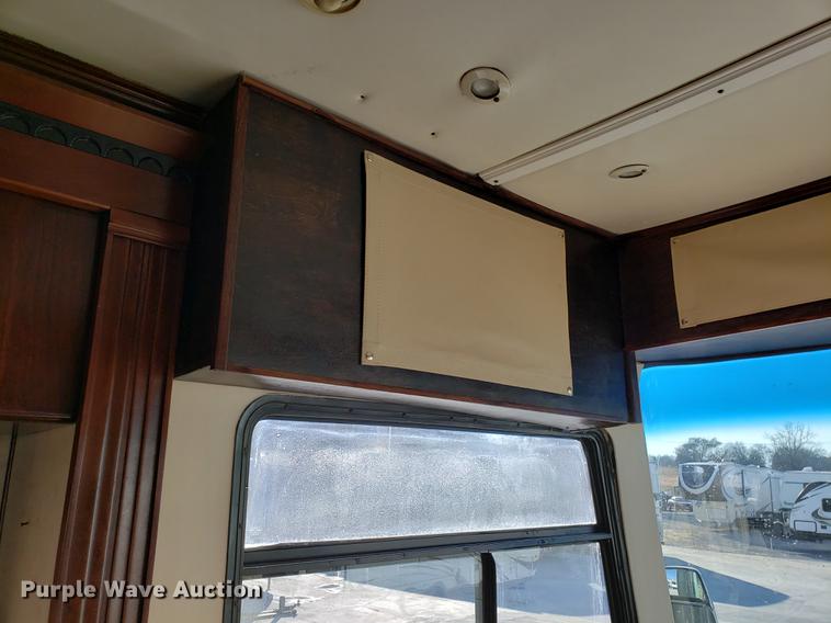 image for item AV9487 2005 Panther Roadmaster RV