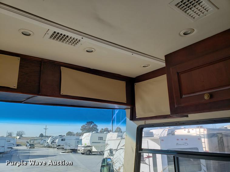 image for item AV9487 2005 Panther Roadmaster RV