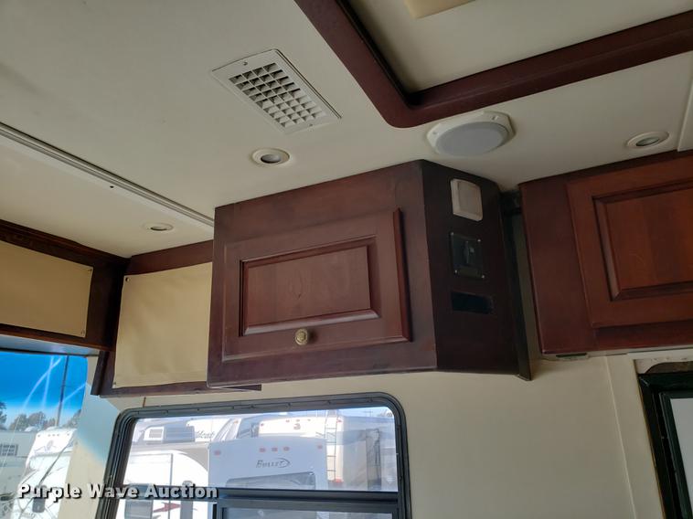 image for item AV9487 2005 Panther Roadmaster RV