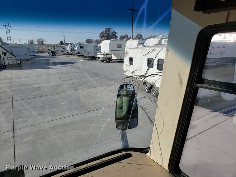 image for item AV9487 2005 Panther Roadmaster RV