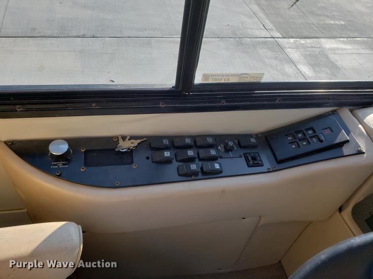 image for item AV9487 2005 Panther Roadmaster RV