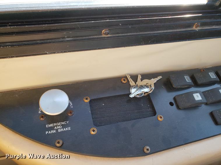 image for item AV9487 2005 Panther Roadmaster RV