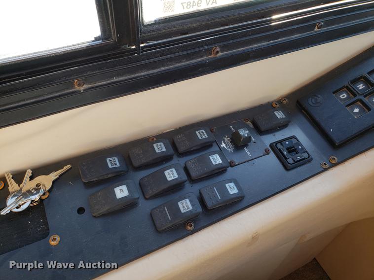 image for item AV9487 2005 Panther Roadmaster RV