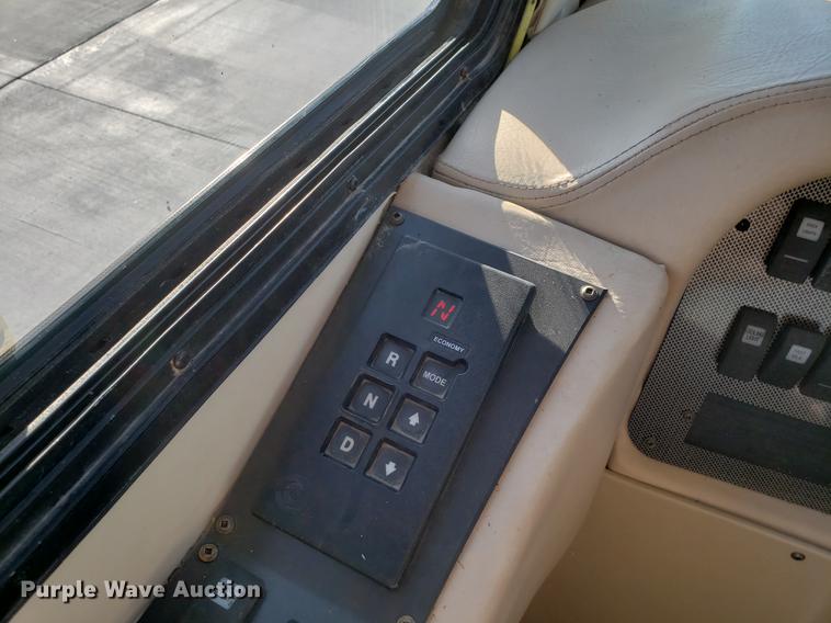 image for item AV9487 2005 Panther Roadmaster RV