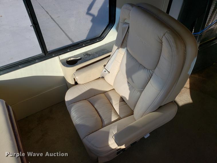 image for item AV9487 2005 Panther Roadmaster RV