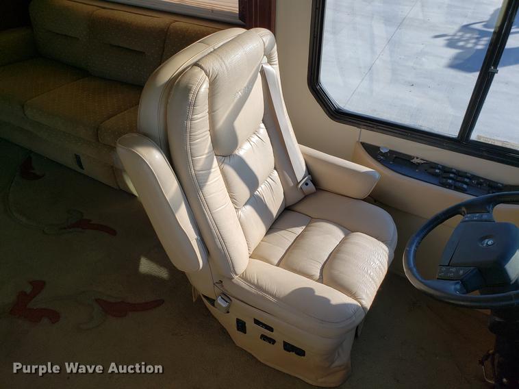 image for item AV9487 2005 Panther Roadmaster RV