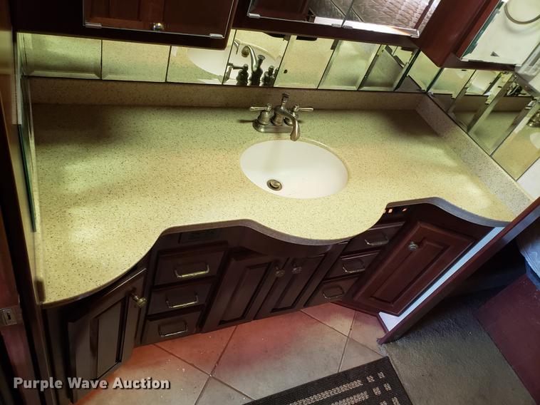 image for item AV9487 2005 Panther Roadmaster RV