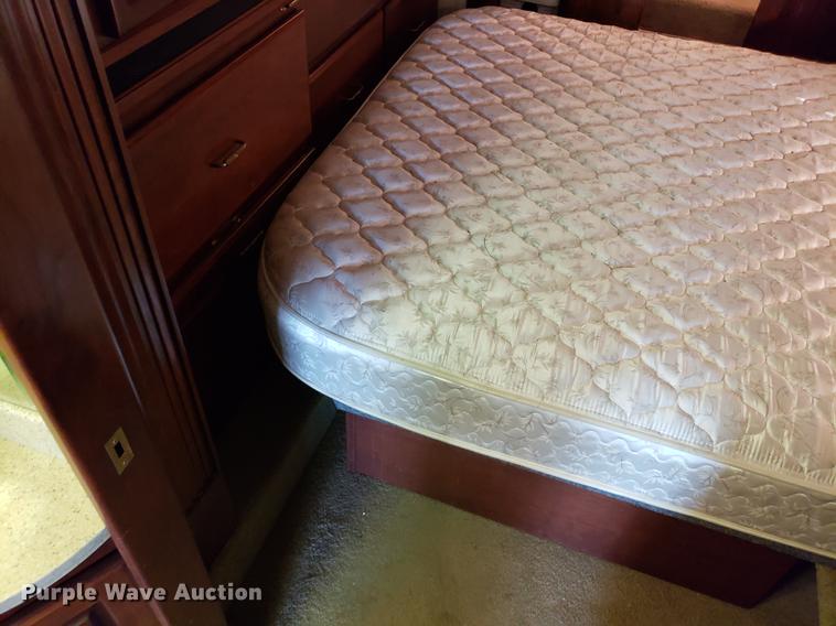 image for item AV9487 2005 Panther Roadmaster RV