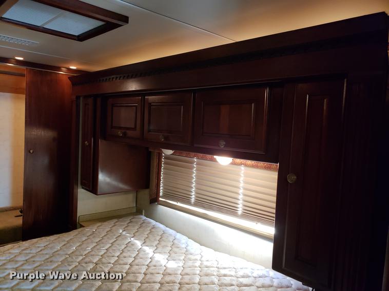 image for item AV9487 2005 Panther Roadmaster RV