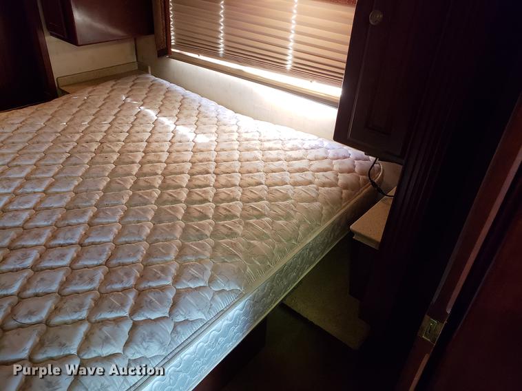 image for item AV9487 2005 Panther Roadmaster RV