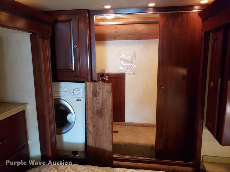 image for item AV9487 2005 Panther Roadmaster RV