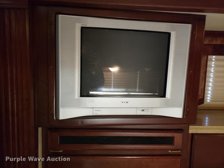 image for item AV9487 2005 Panther Roadmaster RV