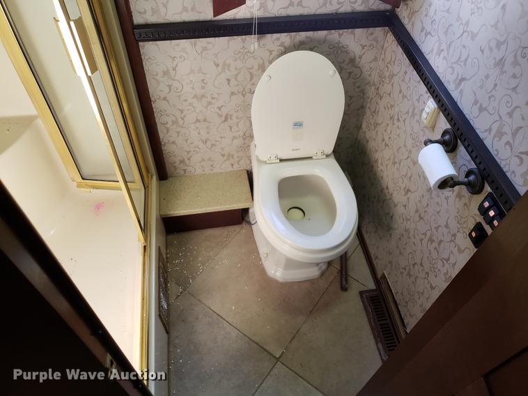 image for item AV9487 2005 Panther Roadmaster RV